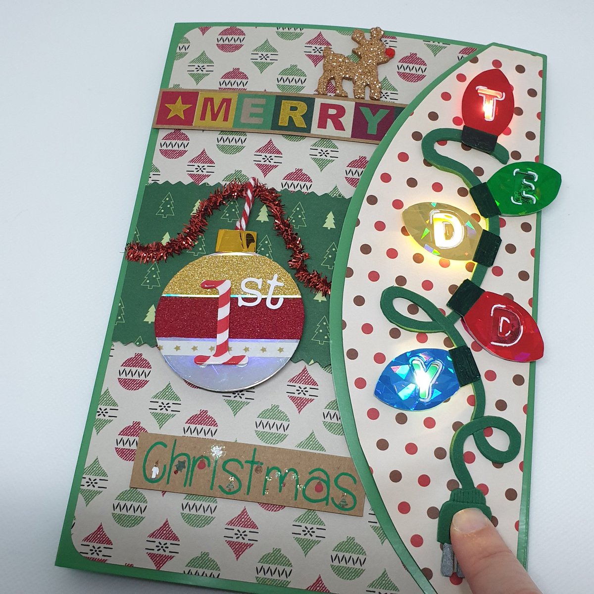 CreativeCards_'s tweet photo. Fully interactive and personalised 1st Christmas card. I knew I wanted to do Christmas lights for the name and of course had to literally have them light up, so once again I made use of @pearblossompres EZ lights to do so.
#handmade #personalised #interactivecard #1stchristmas https://t.co/hWkxrsPfPA