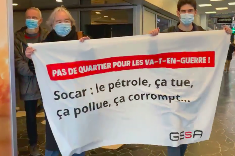 YesVicken's tweet photo. Swiss anti-militarist group GSSA made an action against a Geneva based oil company which not only pollutes and contributes to greenhouse effect, but also finances wars and makes war propaganda (in principle against Swiss law, but...)
#Geneva #Switzerland #climatechange https://t.co/hJPb07F997