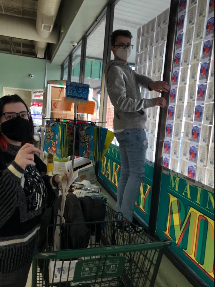 MaOCoin's tweet photo. TRHS NHS student volunteers were busy hanging United Way of South Central MA Holiday Cards at Big Bunny today.  #LIVEUNITED @Principal_TRHS @bigbunnymarket https://t.co/S2gLlC3QMG