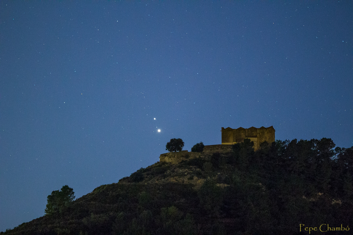 PepeChambo's tweet image. Conjunción de Júpiter y Saturno sobre la Ermita de Santa Ana de la Llosa de Ranes, un acercamiento que no ocurría desde la época de Galileo.
cometografia.es/jupiter-saturn…
Jupiter and Saturn conjunction over Santa Ana hermitage, approach wich had not occurred since the time of Galileo.