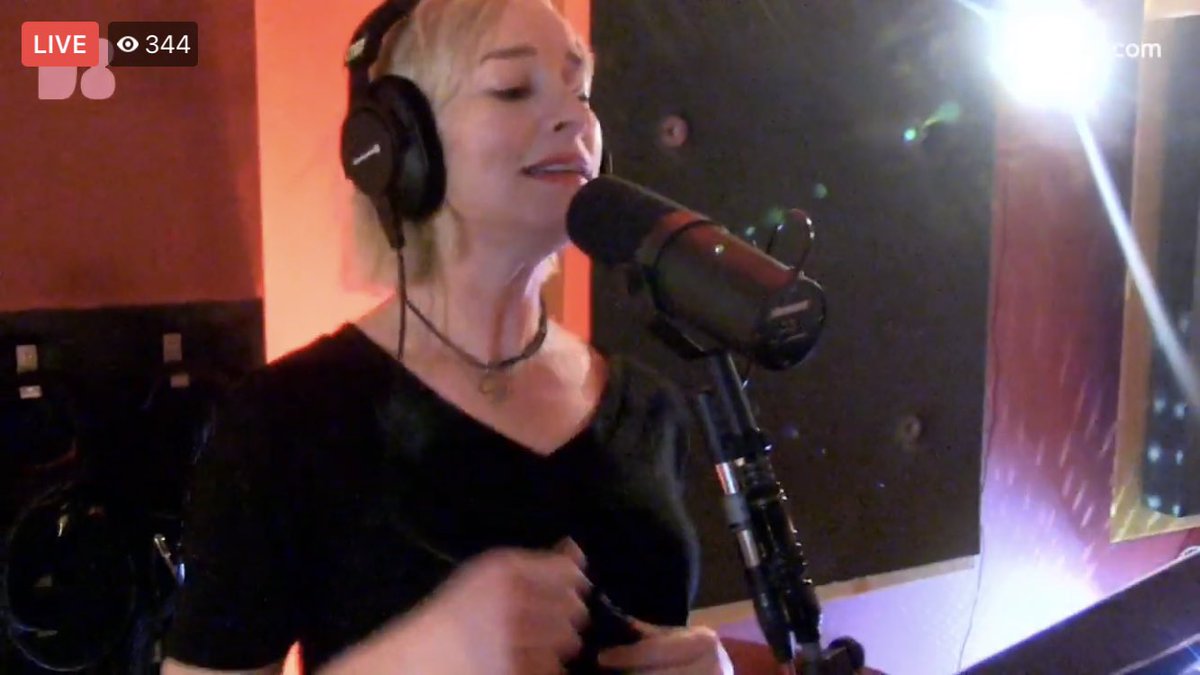 These beauts sounding incredible 🎄

<a href="/cathy_davey/">Cathy Davey</a> <a href="/petepamf/">pete pamf</a> 
<a href="/Cianboylan/">Cian boylan</a> <a href="/divinecomedyhq/">The Divine Comedy</a>  <a href="/lisaoneillmusic/">Lisa O'Neill Music</a> and guests all singing Christmassy songs...
In aid of <a href="/MyLovelyHorseR/">My Lovely Horse Rescue</a> live NOW on MLHR FB page 🎄