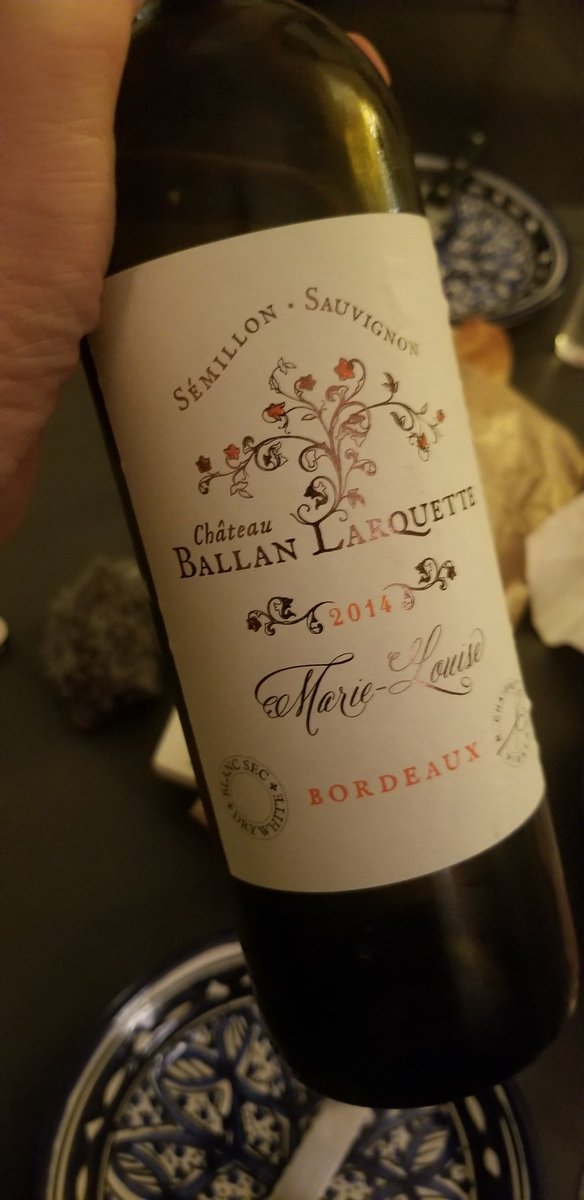EmmanuelDelmas's tweet photo. Ouvert ça ce soir avec mes voisines. Elles m'aimaient déjà bien. Là encore plus. C est joli @rchbx mais encore bien trop jeune...on remet ça dans 6 ou 8 ans? 😁 https://t.co/C6H6hTY8sI