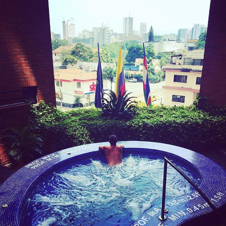 FourPointsCali's tweet photo. Un finde espectacular 🍃🌤🏊🏻

#UnaExperienciaGHL #TuHotel #FourPointsCali #Jacuzzi #Chill #Relax https://t.co/sWUwmf121D