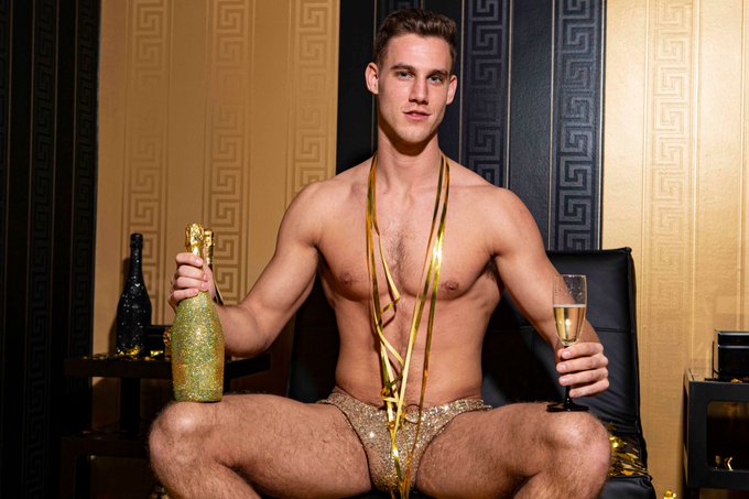 To hoping next year involves more sex and less COVID #camguy #fridaymorning #FridayFeeling #Hello2021