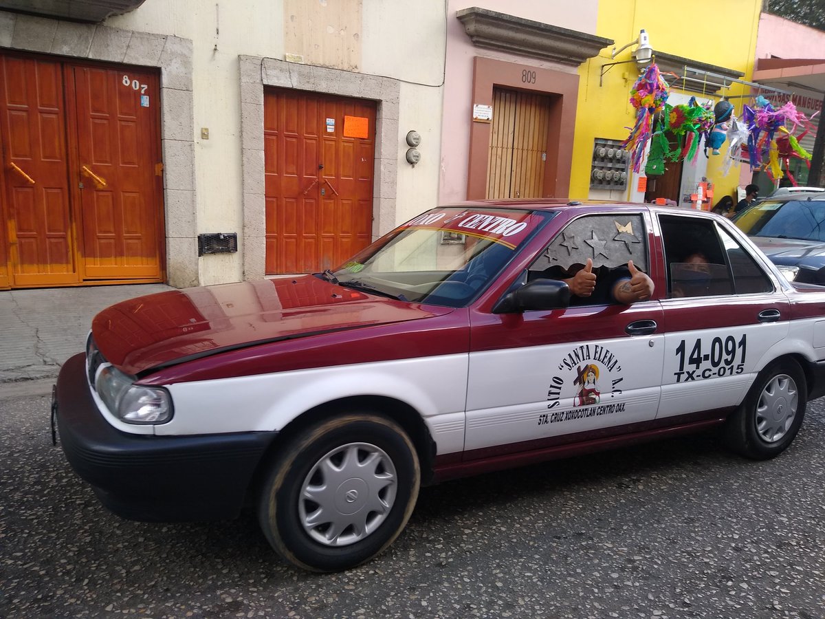 AlexiEspinoza01's tweet photo. Este taxista me viene aventando la unidad. @SEMOVI_GobOax  le digo que lo voy a reportar y me dice que no pasa nada. Sitio Santa Elena número 14-081 colectivo de Xoxocotlán. https://t.co/zpnywD5ii8