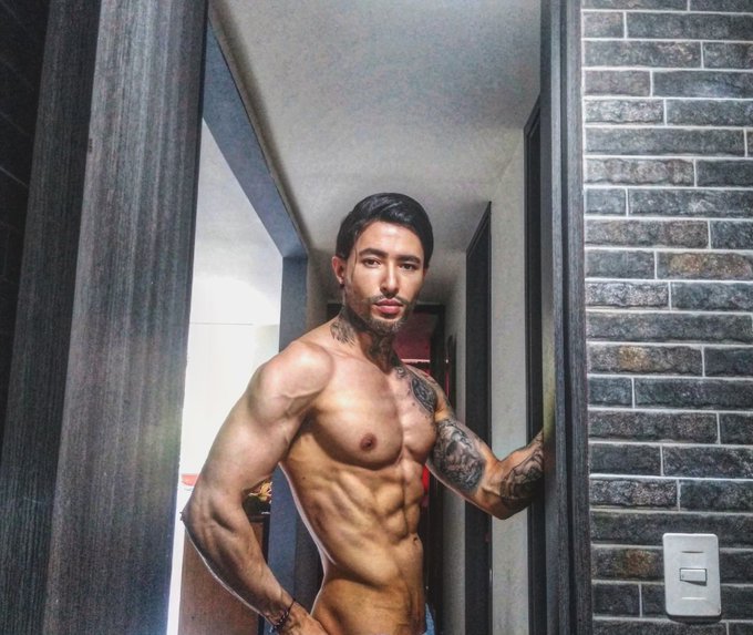 Nothing like some selfie vibes ? #mondaythoughts #MondayMotivation #selfie #camguy https://t.co/QSXz