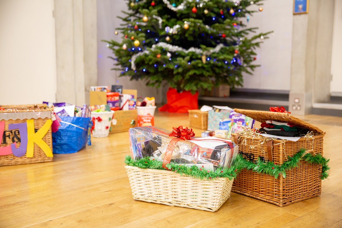 Westminster Diocese (@rcwestminster) on Twitter photo Students <a href="/stbenedicts/">St Benedict's School</a> School in Ealing have donated over 50 Christmas hampers to <a href="/EalingFoodbank/">Ealing Foodbank</a>.
The hampers, which include seasonal treats as well as essential items, were collected and assembled by pupils from Year 7 to the Sixth Form.
Read more: bit.ly/3my8GvU Students <a href="/stbenedicts/">St Benedict's School</a> School in Ealing have donated over 50 Christmas hampers to <a href="/EalingFoodbank/">Ealing Foodbank</a>.
The hampers, which include seasonal treats as well as essential items, were collected and assembled by pupils from Year 7 to the Sixth Form.
Read more: bit.ly/3my8GvU
