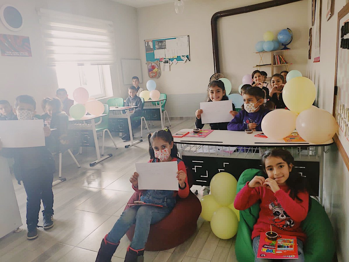 illhansennews's tweet photo. Bugün 19 Aralık, sevgili İlhan’ın doğum günü. Bu vesilesiyle farkındalığı arttırmak ve küçük hayatlara dokunmak istedik. Bu yüzden de ilk olarak @koyokullariyard aracılığıyla yardıma ihtiyacı olan çocuklarımızın malzeme ve kitap ihtiyaçlarını karşıladık. 

@illhansen | #İlhanŞen https://t.co/0LIYi1X4KR