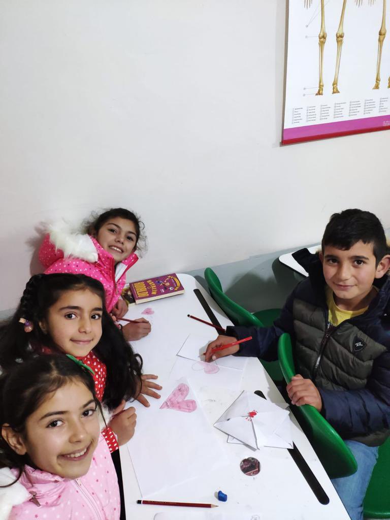 illhansennews's tweet photo. Yapılan yardımlar Ağrı’nın Eleşkirt ilçesindeki Yığıntaş ilkokulu öğrencilerine ulaştırıldı. Bu güzel çocuklara ulaşmamızı sağlayan @koyokullariyard kurumuna çok teşekkür ederiz. Sizler de onlardan desteklerinizi lütfen esirgemeyin. 🎈

@illhansen | #İlhanŞen https://t.co/BXBz0c9fKN