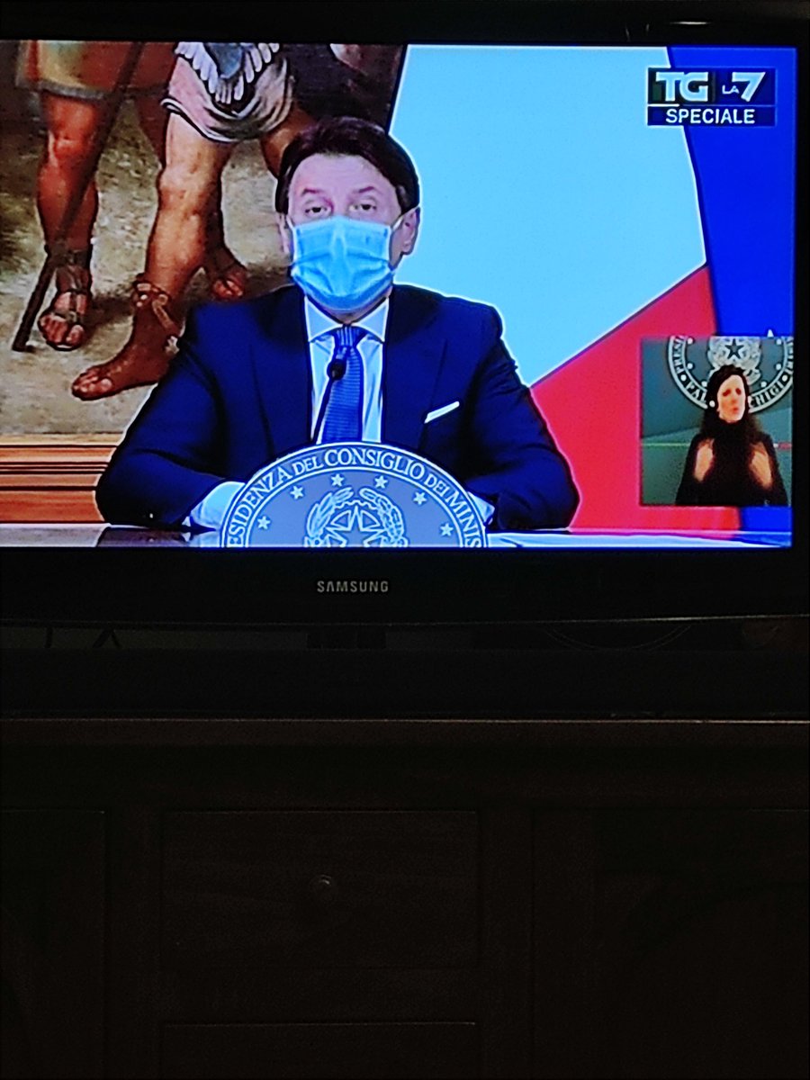 AnnaTonetti's tweet photo. Tutto favoloso, non vedevamo l'ora.
Ma
Perché c'è la bandiera della Repubblica Ceca sullo sfondo?  
#DPCM https://t.co/nFOfyYWu7A