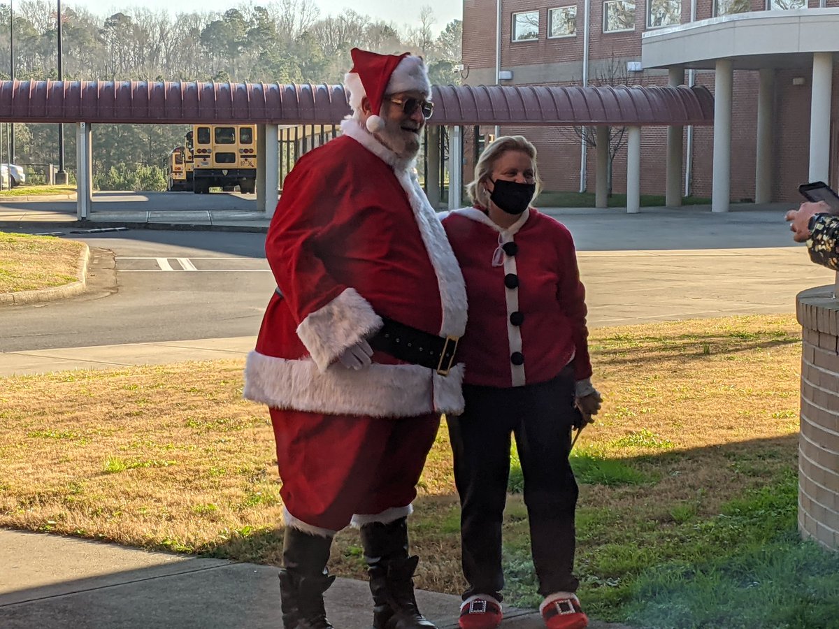 mathis_tommye's tweet photo. When your admin team has serious Christmas connection!#onewhitfield #onewhitfieldreads https://t.co/DCk4sIV9rx