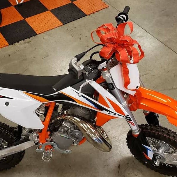 KTMwheelsports's tweet photo. 🎅 Santa told us that your kids have been good this year... This @KTMUSA dirtbike is ready to be under your tree 🎄
#KTM #motorcycle #ohio #dirtbike #moto https://t.co/pnuQg27yct