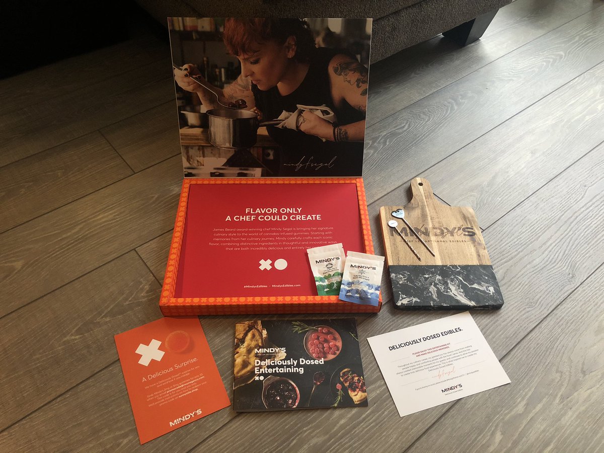 No6WithCheese's tweet photo. Thank you #Mindys for this fantastic swag box just in time for Christmas 👋🏻

This hosting board is SO SLICK 

(cc @SunnySideMed x @crescolabs) https://t.co/fIz5ythJJ1