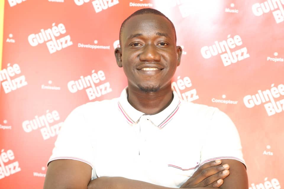 GuineeBuzz's tweet photo. Une étoile 🌟 de plus pour N’Famoussa Siby, le rédacteur en chef du #JT20 de votre chaîne @GuineeBuzzTV 🎂🎁🎈

Toute l’équipe #GuineeBuzz te souhaite santé, joie de vivre et réussite professionnelle. 

Longue vie à toi #RedChef Siby ❤️💪🇬🇳 https://t.co/OMTgonePHU