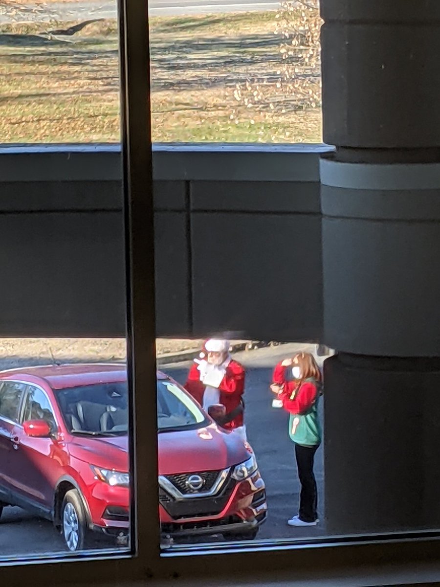 mathis_tommye's tweet photo. When your admin team has serious Christmas connection!#onewhitfield #onewhitfieldreads https://t.co/DCk4sIV9rx