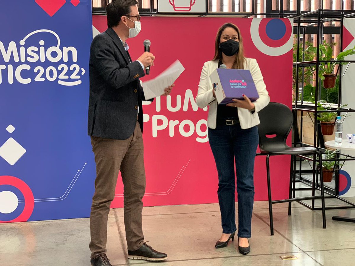 ADNSoftwareCo's tweet image. Nos llena de orgullo recibir #AceleraKit de manos del Viceministro de Transformación Digital @GermanRueda. Gracias @Ministerio_TIC por permitirnos trabajar #JuntosPorLaReactivación! @karenabudi @cymetria