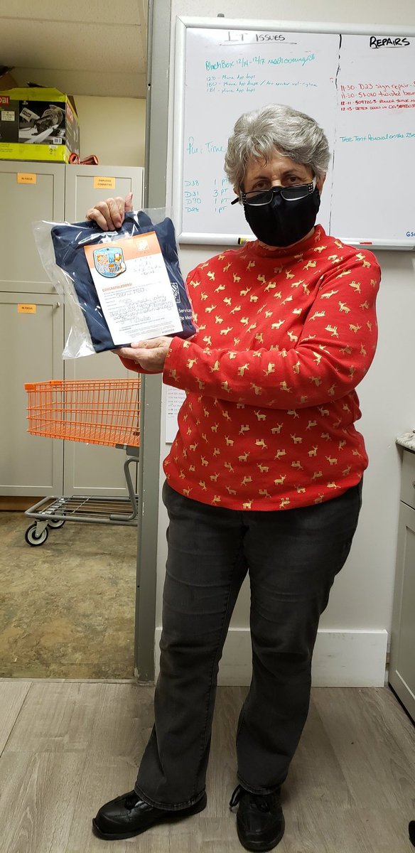 ZmurrayMurray's tweet photo. Congratulations on receiving the service desk associate of the month Cookie! Awesome job!! @jennifert1855 @srobertsonaz2fl @KeithMorris273 @sandis0217 https://t.co/fymBRu2h22