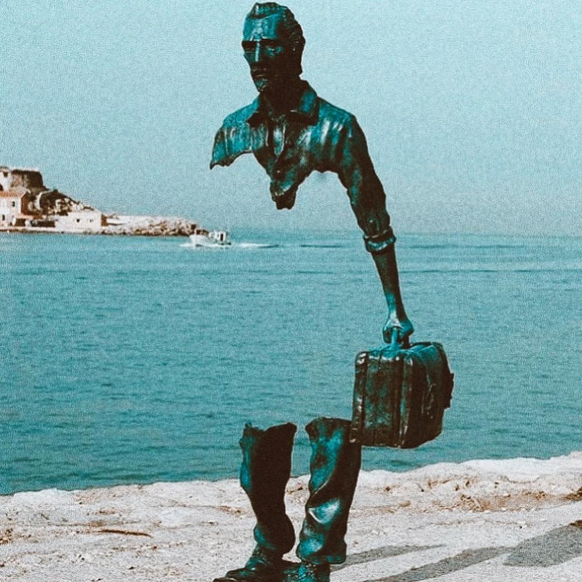 La estatua del migrante que plasma el vacío que lleva por dentro la persona que deja su país, su gente, sus costumbres, sus anhelos, su vida...

Obras diseñadas por el artista francés Bruno Catalano, uno de los mejores escultores surrealistas contemporáneos.