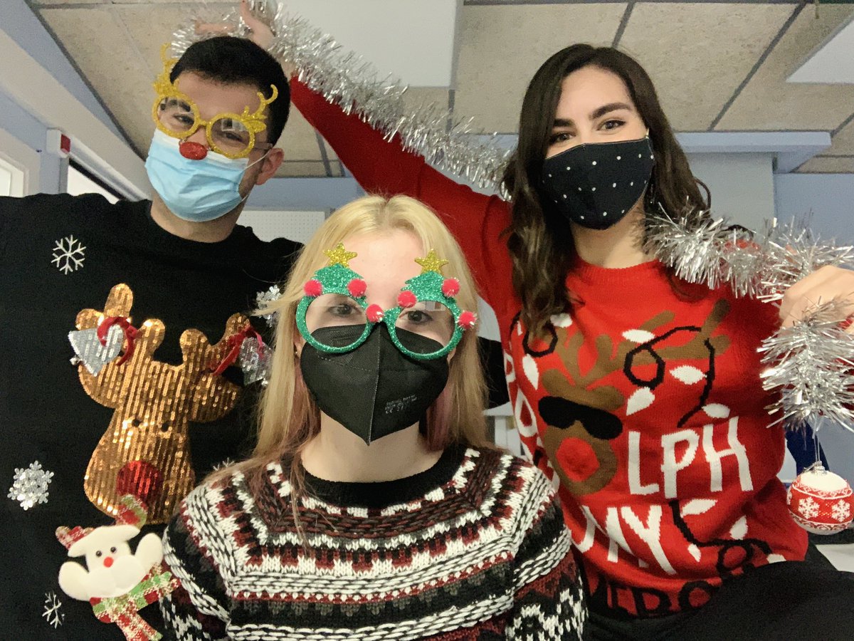 aquialoest's tweet photo. Avui hem celebrat l’ #UglyChristmasSweatersDay 🎄 Una tradició americana que ens ha portat la nostra col•laboradora @laiaberenguer a #LOestDesDeLOest 🇺🇸 https://t.co/fX87o72RdH