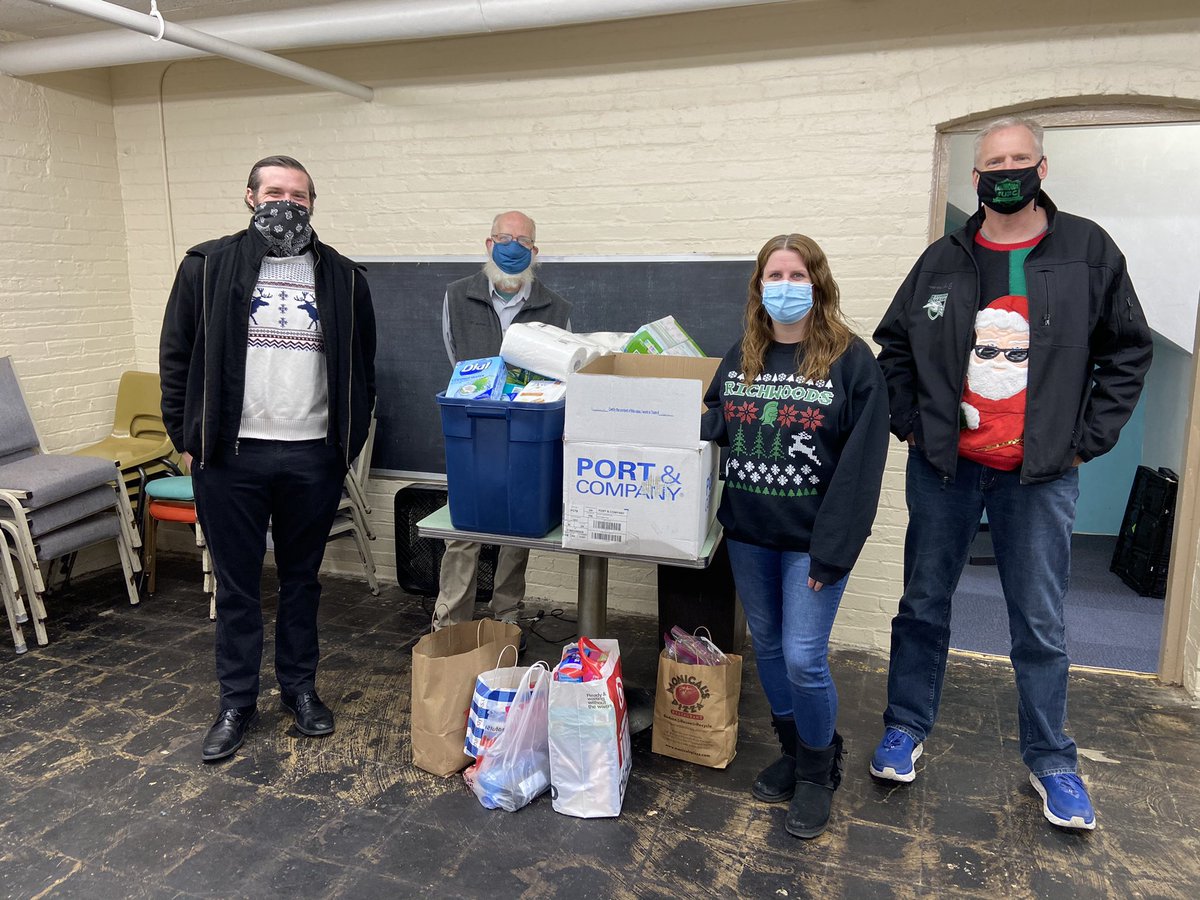 amy_adamow's tweet photo. Today @PoehlsD &amp; I dropped off donations from our Toiletry Dr. to the East Bluff Community Center. Huge shout out to our Student Leadership Team for organizing this event, to the EBCC for partnering w/ us, &amp; to our community for all their donations. Our ❤️s are full! @Cemken1 https://t.co/NieICm3I1g