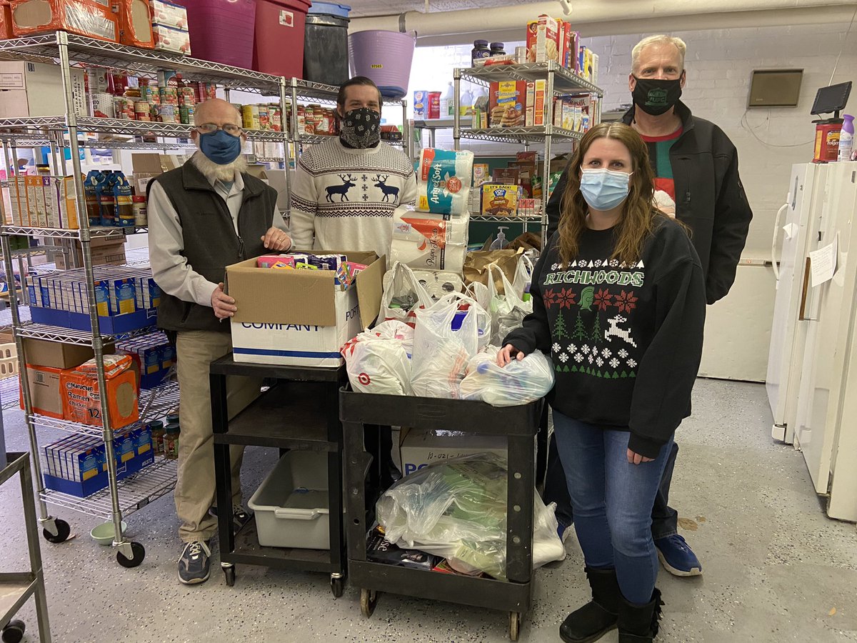 amy_adamow's tweet photo. Today @PoehlsD &amp; I dropped off donations from our Toiletry Dr. to the East Bluff Community Center. Huge shout out to our Student Leadership Team for organizing this event, to the EBCC for partnering w/ us, &amp; to our community for all their donations. Our ❤️s are full! @Cemken1 https://t.co/NieICm3I1g