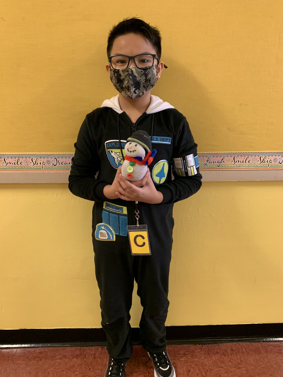 MsNunes5's tweet photo. Today the 5th Grade students @PS72X had their 2nd Virtual Event. They made sock snowmen ⛄️Checkout the ones that our in person students made. The remote students made some awesome ones too! #wintercraft #remotelearning #socksnowman #blendedlearning https://t.co/shCI0X7zq2