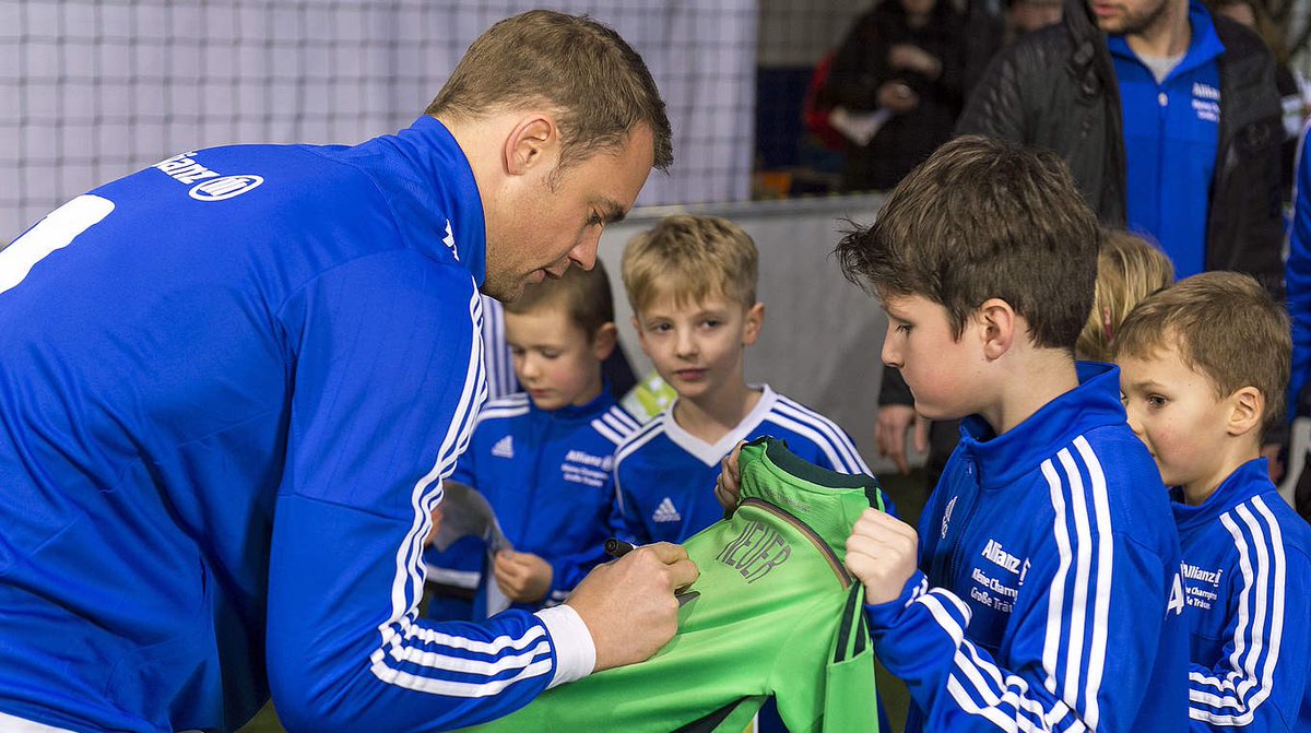 Before he was known to the world, some Schalke supporters already saw the potential.Neuer took part in a training session with some outfield players and impressed some supporters so much, they approached the young man and asked who he was, and for his autograph.