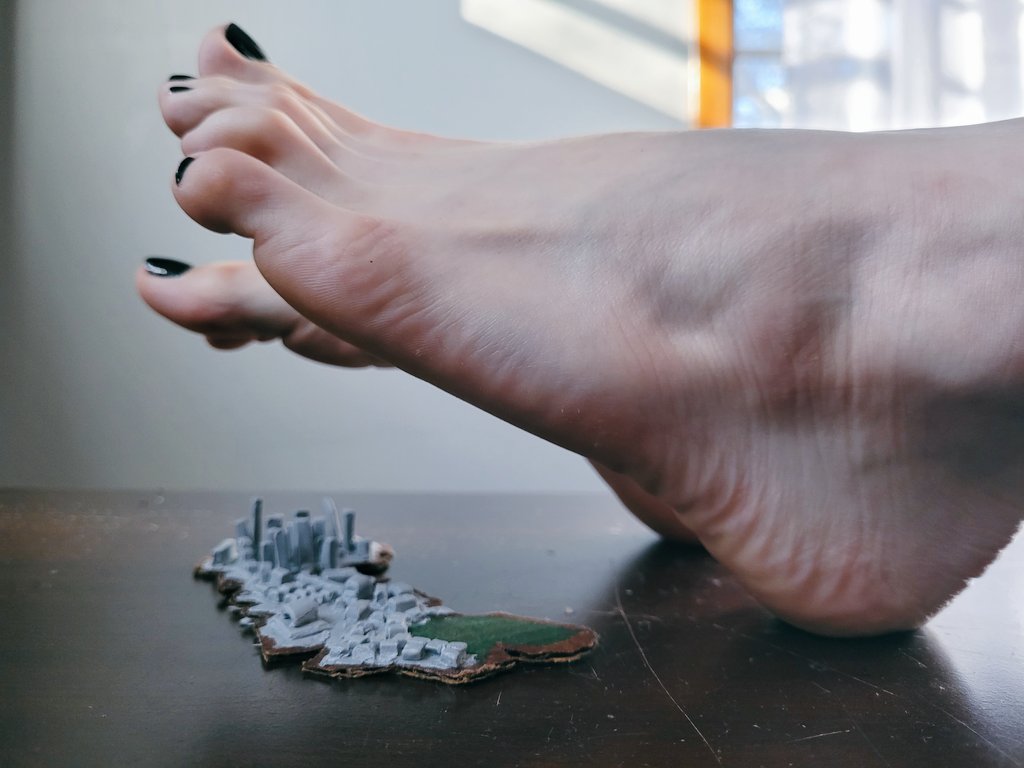MaeMerciless's tweet photo. different kind of shelter? 🤍
#giantess #feey https://t.co/FI4ySWNwq8