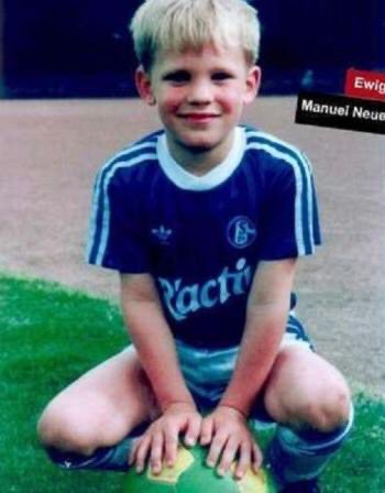 Growing up, Neuer could see Schalke’s old Parkstadion, from his bedroom window. He signed up for Schalke’s ‘Bambinis’ club at 4 years old, initially as a striker, and just 24 days shy of his 5th birthday, he was put in goal, as he was the smallest player in the team.