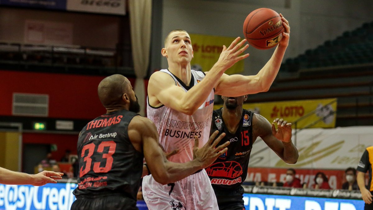 BIG_Deutschland's tweet photo. ❗ Aufsteiger #Chemnitz feiert den ersten #BBL-Sieg - #Gießen bleibt auch unter #Interimscoach Rolf #Scholz weiterhin erfolglos
▶ @GIESSEN46ers (0-7) 83:95 @Chemnitz99ers (1-6)
🔝-Scorer:
Isiaha #Mike (19 pts | 5 rbs)
🇩🇪🔝-Performer:
Jonas #Richter (10 pts | 4 rbs) https://t.co/DFNY61lr8g