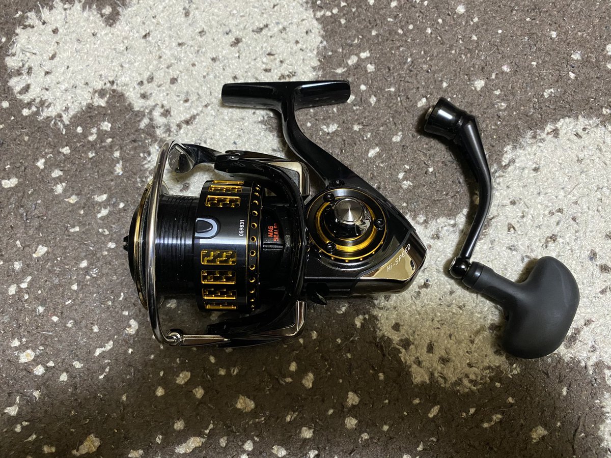 roushi2018's tweet photo. 現在の私の装備は、
ロッドが
#Daiwa
#ショアジギングロッド
#スタンダード
#96MH
リール
#Daiwa
#morethan
#3012h
ラインは、
ナイロンラインの12lbs
PEは、切れると現地でのFGノット等が出来ないので断念。
この装備で、ハマチが釣れたらどうなるのか?
黒鯛なら大丈夫かと(⌒-⌒; ) https://t.co/zPpaVRPg1s