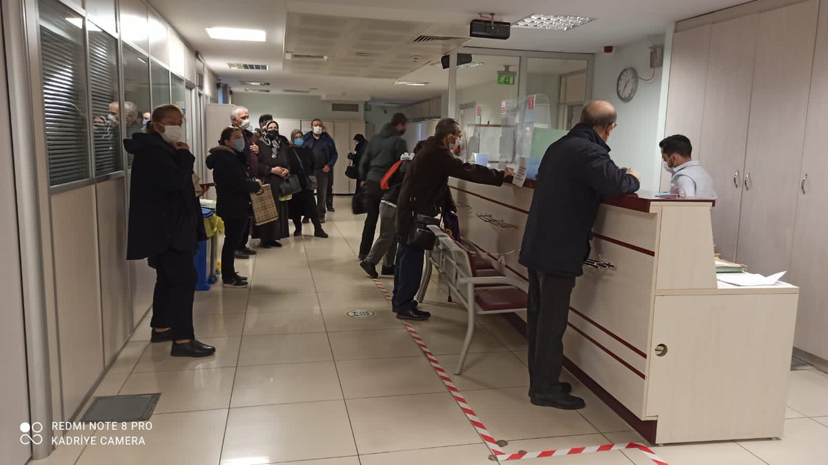 SGK’lardaki insan kalabalığı İBB otobüslerini geçti! Ha sefer sayıları yarıya düşürülmüş ha YAPILANDIRMA çıkarılmış ne farkı var. İkisi de bulaşıya davetiye çıkarmaktır. <a href="/ZehraZumrutS/">Zehra Zümrüt Selçuk</a> <a href="/RTErdogan/">Recep Tayyip Erdoğan</a> <a href="/sgksosyalmedya/">SGK</a>