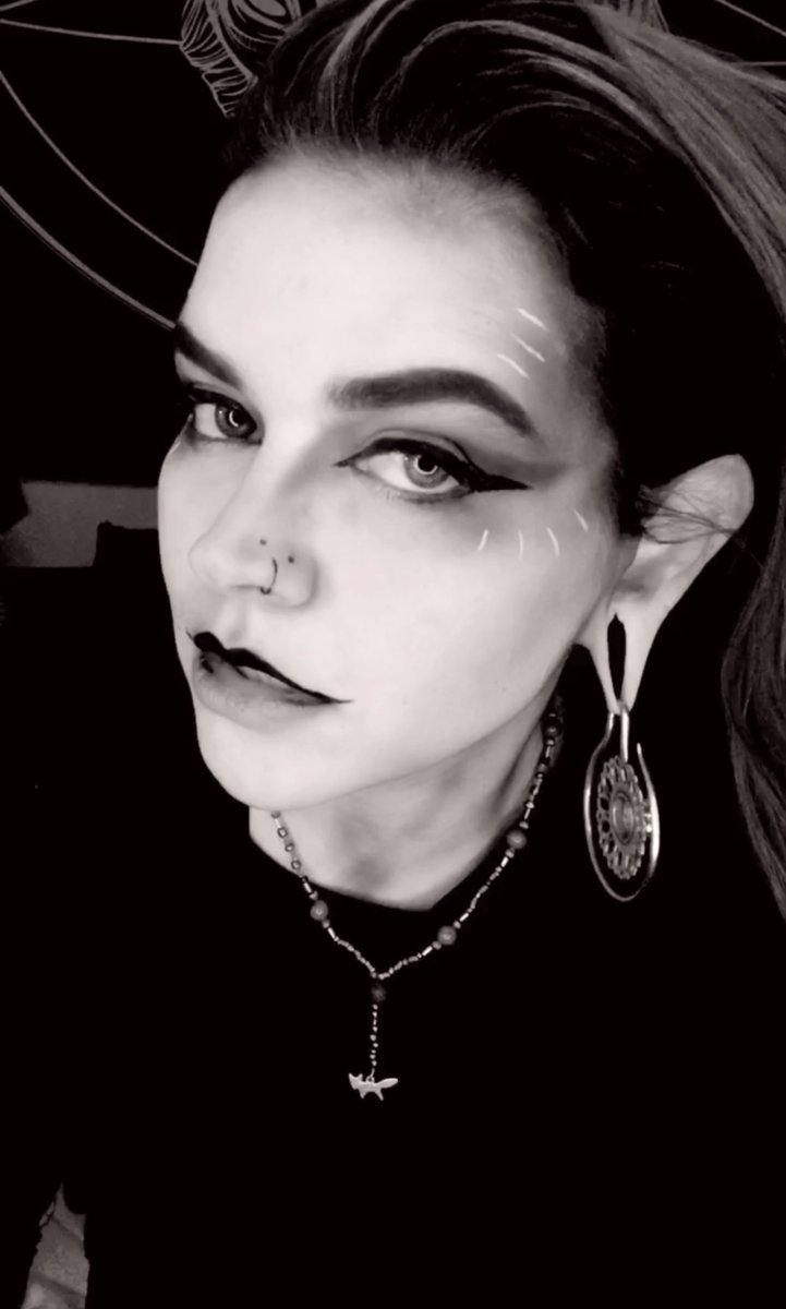 ghoulbagel's tweet photo. 🦊🌻⚫️ https://t.co/M2Loj1Jssw