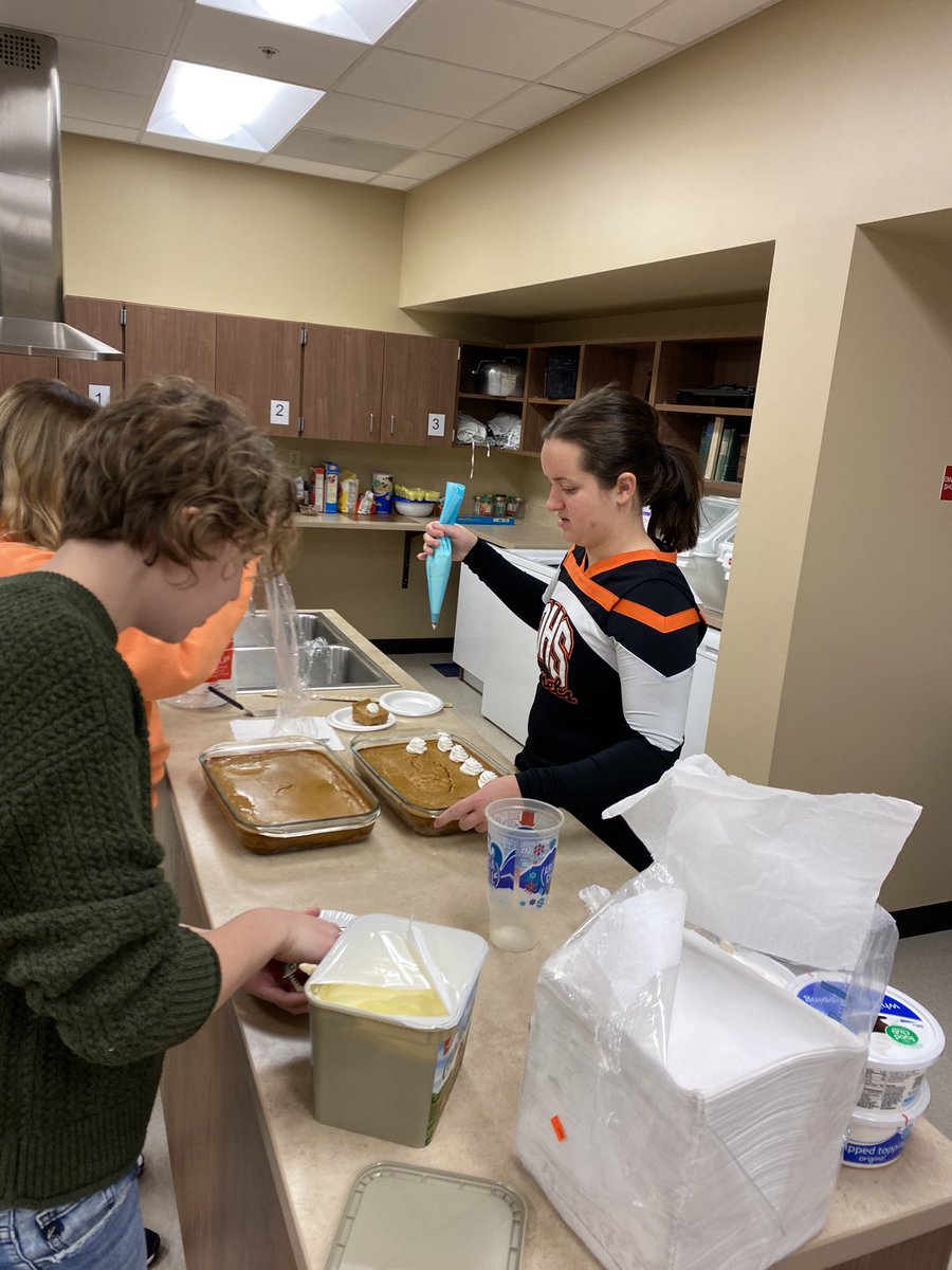 LeightonRudd's tweet photo. Baking and Pastry, Nutrition and Wellness, and Culinary Arts students @USD482Dighton prepare a Christmas feast. https://t.co/SskrkViZpe