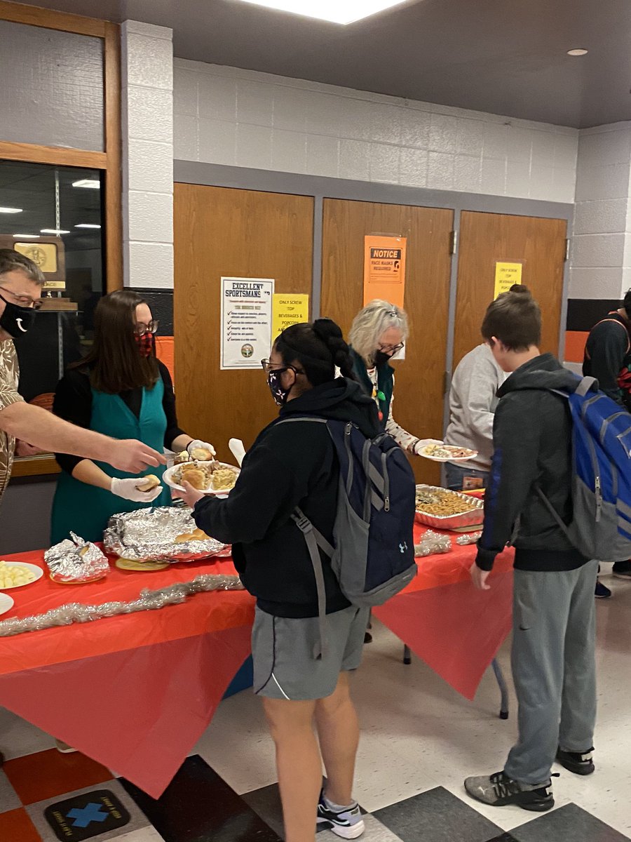 LeightonRudd's tweet photo. Baking and Pastry, Nutrition and Wellness, and Culinary Arts students @USD482Dighton prepare a Christmas feast. https://t.co/SskrkViZpe