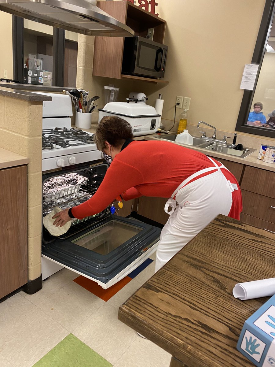 LeightonRudd's tweet photo. Baking and Pastry, Nutrition and Wellness, and Culinary Arts students @USD482Dighton prepare a Christmas feast. https://t.co/SskrkViZpe