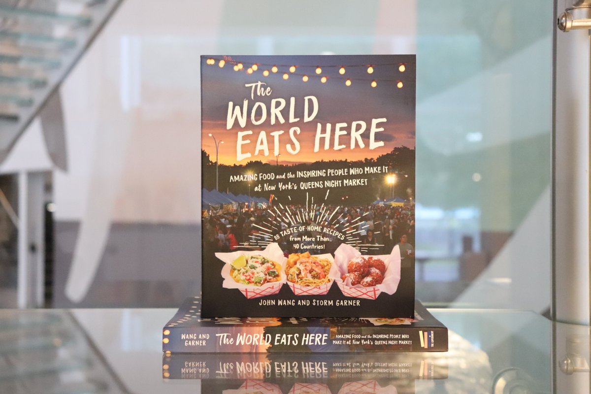 Still looking for the best Queens-inspired holiday gifts? Shop @TheAugustTree's online store! Here's an idea for your favorite foodie 📚: #TheWorldEatsHere by <a href="/QnsNightMarket/">Queens Night Market</a>'s #JohnWang and <a href="/stormgarner/">Storm Garner</a>.
qnsmu.se/TheWorldEatsHe…