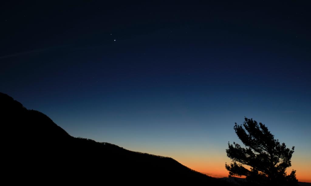 NASA_Marshall's tweet image. Are you keeping an eye out for The Great Conjunction on Monday?

Here&apos;s how you can spot this once-in-800-years event &amp;gt;&amp;gt; go.nasa.gov/2IT3OUb