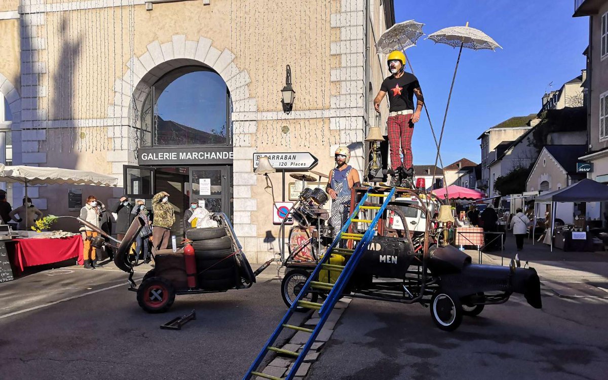 LaRepDpyrenees's tweet photo. La compagnie Nomad Men a égayé le marché d’#Oloron https://t.co/3ECYFwd1af https://t.co/Ly5hizN6Y0