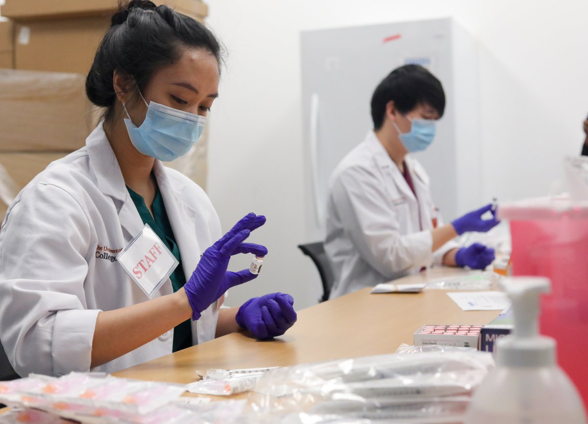 DellMedSchool's tweet photo. Thank you to all the @UTexasPharmacy and @LonghornNursing students who have worked alongside @UTHealthAustin staff (and countless others working behind the scenes at @UTAustin) to deliver the #COVIDVaccine this week. This truly has been a group effort! #ProtectTexasTogether https://t.co/xO4CAdQjLz