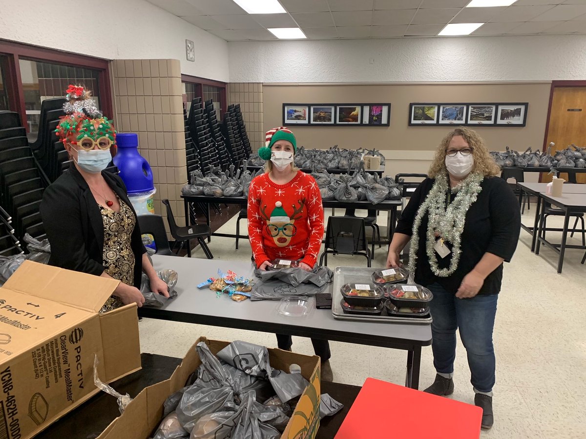 CPRSS_BSD's tweet image. Santa with the hard work of CP Student Services delivered a holiday meal to over 1200 students. Happy Holidays from our Crocus family to yours - see you in 2021! #cppride #give @BrandonMBSD #happyholidays