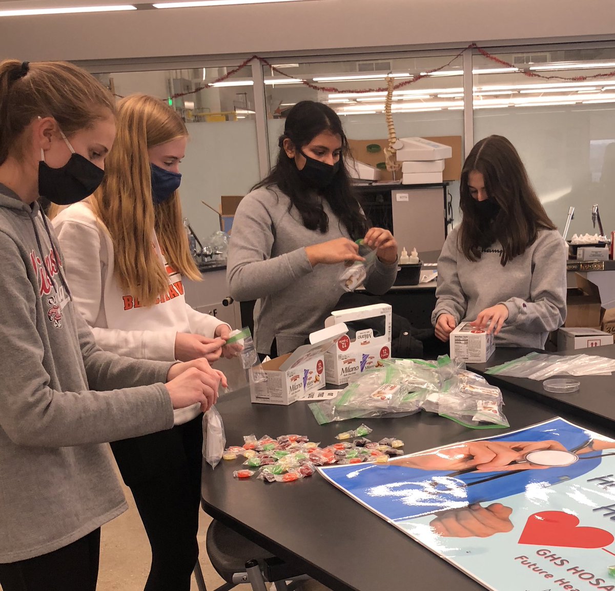 fgrant86's tweet photo. Today @GraftonHISchool HOSA put together treats for our local Aurora healthcare workers and had a little Christmas cheer! It was a great way to get together and give thanks to our frontline workers! @WisconsinHOSA https://t.co/QM6o0Kie04