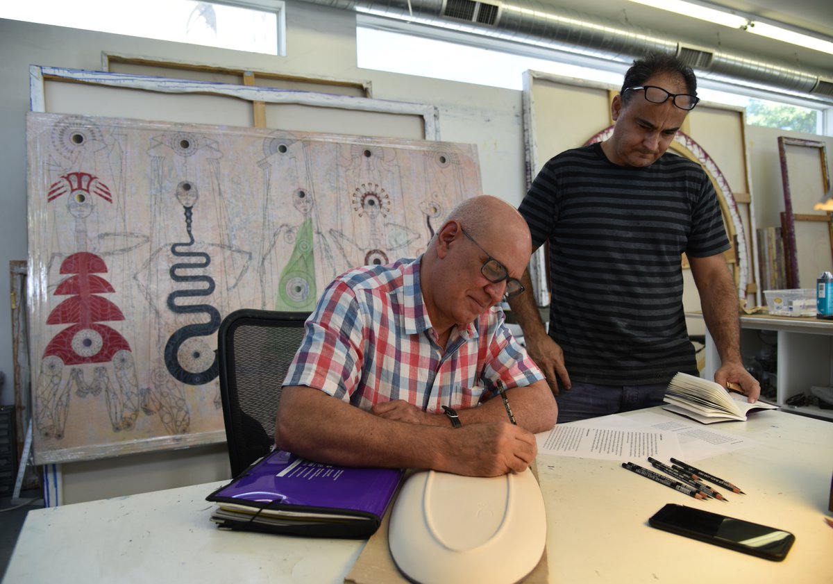 "Confluencias": el artista visual Carlos Estévez y el escritor Antonio Orlando Rodríguez narran cómo fue la experiencia de crear conjuntamente una serie de obras de cerámica con sus dibujos y textos literarios. El video se estrena hoy aquí: youtu.be/8EKqdtFi8dc