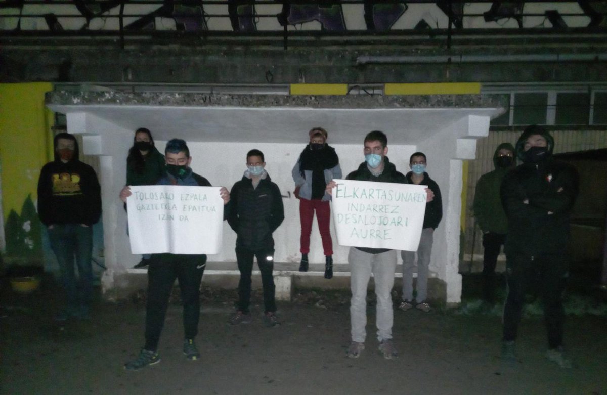 Gaur, Ezpala gaztetxearen epaiketa burutu da.
Gure babes osoa <a href="/ezpalagaztetxea/">Ezpalagaztetxea</a> ko kideei! 

Espaziorik gabe, antolatzerik ez!