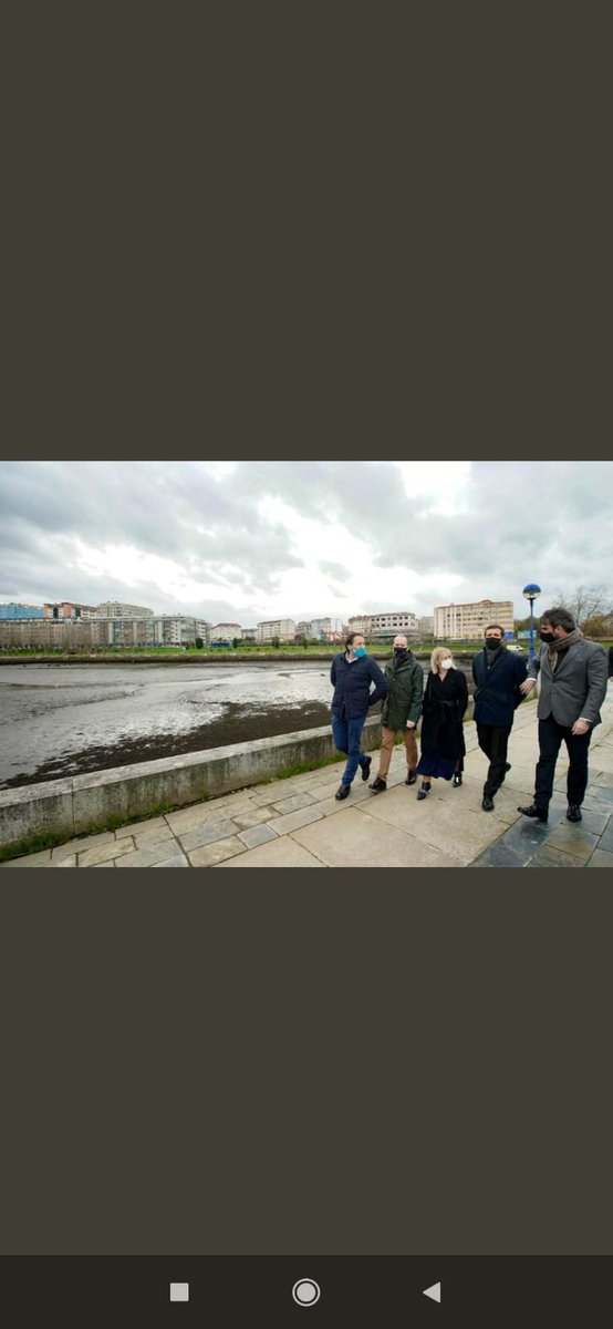 xico_de_nelhe's tweet photo. Todo é dramaticamente gráfico: hoxe Pablo (fra)Casado veu pasear, séquito incluído, por unha ría do Burgo baleira. Á mesma hora, quen estaba reunido con quen traballa nela e tanto leva luitado por unha ría viva e con futuro era @obloque https://t.co/94vfUX20Wi