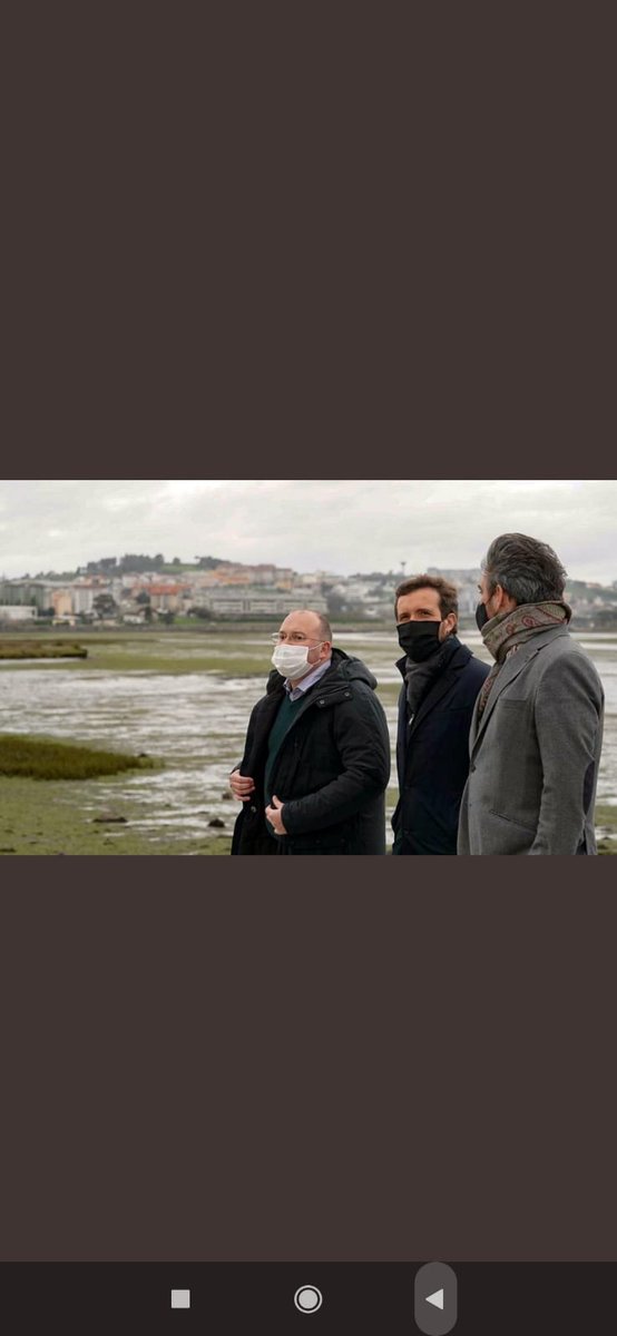 xico_de_nelhe's tweet photo. Todo é dramaticamente gráfico: hoxe Pablo (fra)Casado veu pasear, séquito incluído, por unha ría do Burgo baleira. Á mesma hora, quen estaba reunido con quen traballa nela e tanto leva luitado por unha ría viva e con futuro era @obloque https://t.co/94vfUX20Wi