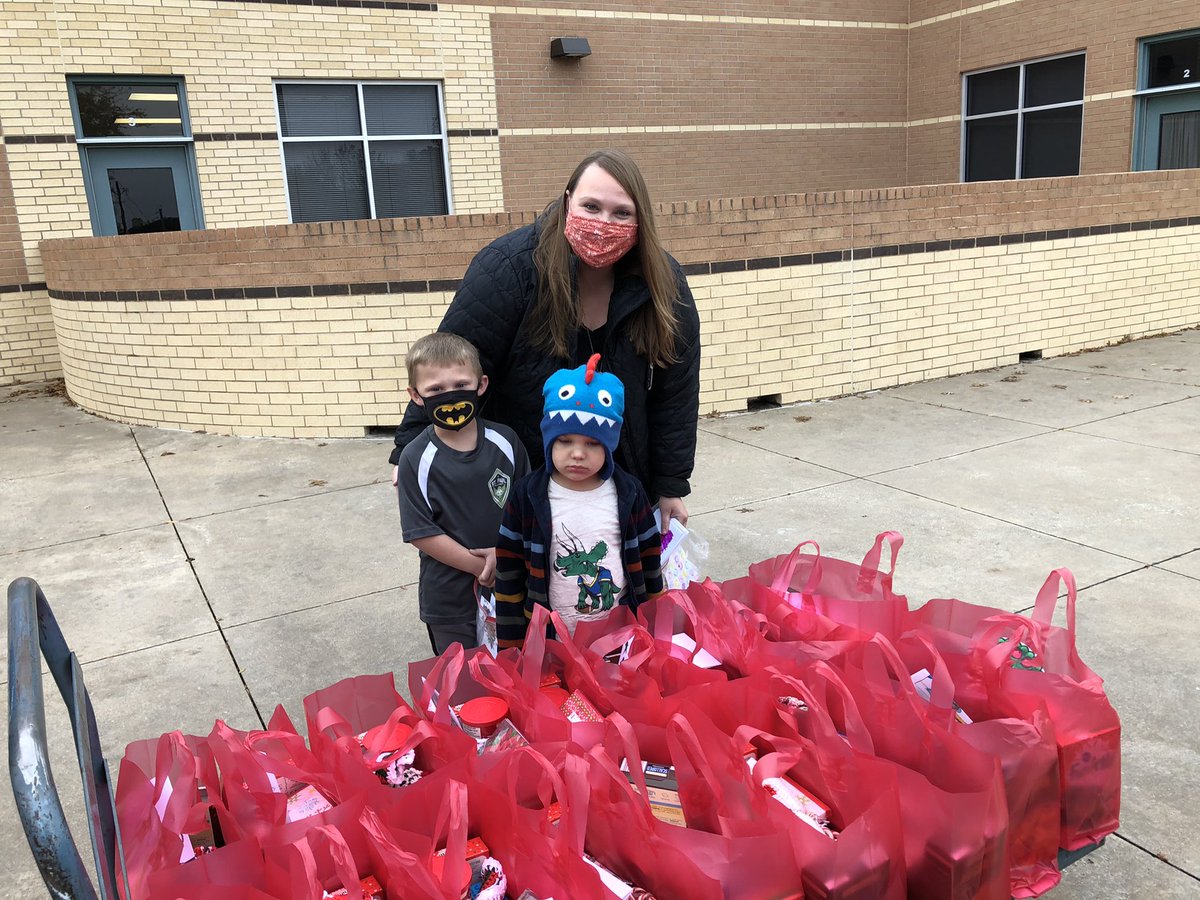 eyeonliteracy's tweet photo. This time of year we are so grateful to all our church partners @btbible @POPLCTX @VVCCDallas who came through for @McWhorterES for the holidays! @DrChapmanCFBISD @CFBISD #TogetherWeCan #MCWGameOn https://t.co/DAP3OVcWHq