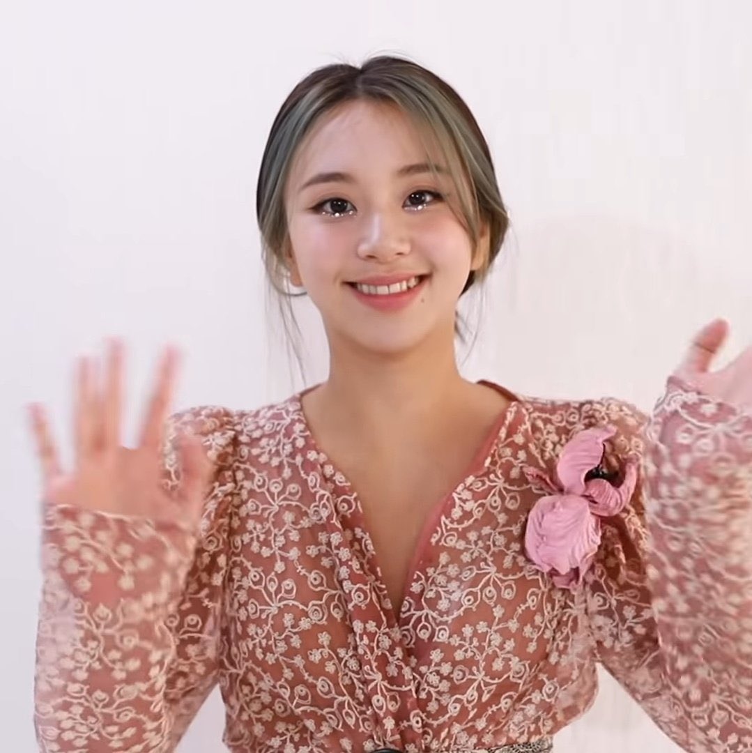 stuckinchae's tweet photo. Chaeyoung as Pocoyo ; a soft thread 🍓 https://t.co/F6UDHiLFIl