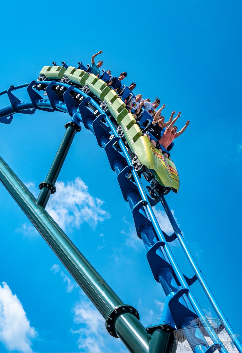 Thrilltography1's tweet photo. When Lightning Strikes on a crystal-clear day.  #LightningRun, @KentuckyKingdom. https://t.co/4F8Obeh7Tw