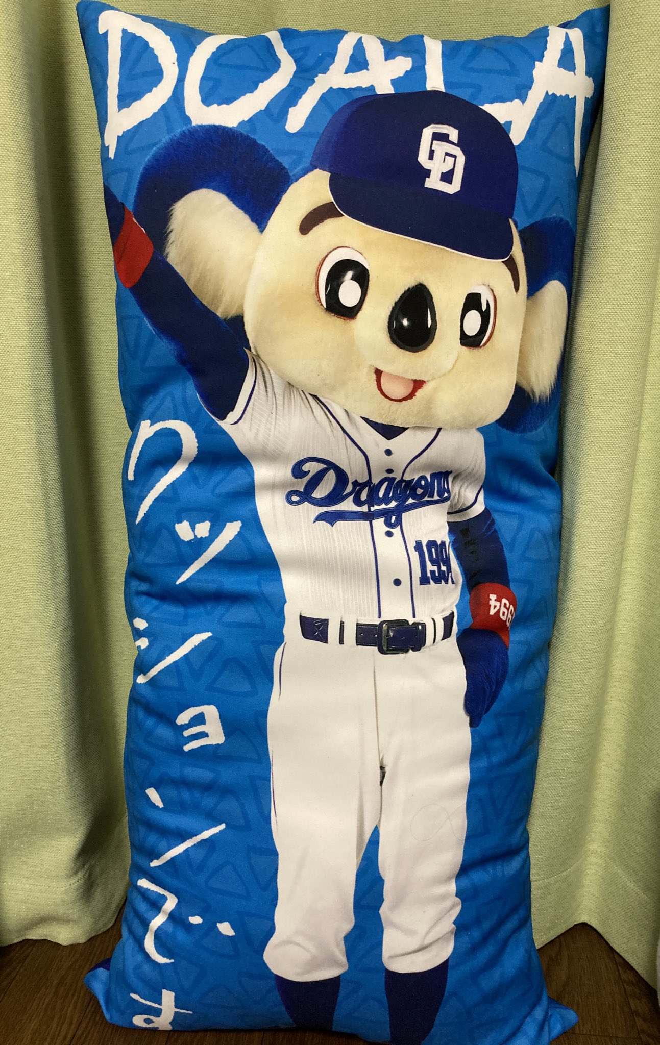 Miki ドアラさんに夢中35 おはようございます 昨夜 私の所にもドアラさんが届きました ドラゴンズショップね ベッドの上がドアラさんまみれ ヤバい可愛い過ぎます 今日も頑張ります ドアラ ドラゴンズショップ 中日ドラゴンズ